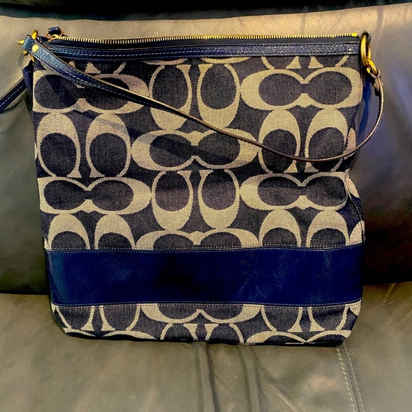 Coach tote shoulder bag.  Has never been worn, kept in dust bag. - Picture 1 of 3